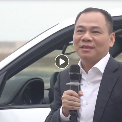 Lộ diện video tỷ phú Phạm Nhật Vượng tự tay lái thử chiếc xe VinFast "made in Vietnam" đầu tiên được xuất xưởng