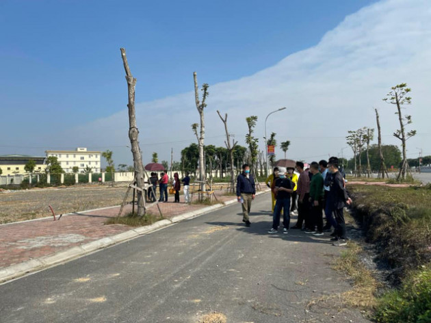Lo lạm phát, nhà đầu tư đổ xô đi săn đất nhưng có nên mạo hiểm xuống tiền ‘bắt đỉnh’? - Ảnh 1.