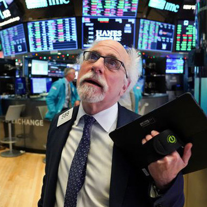 Lo ngại về bong bóng công nghệ, Phố Wall trải qua 1 phiên đầy biến động, Dow Jones rớt hơn 400 điểm
