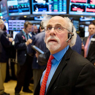 Lo ngại về dịch bệnh và cuộc bầu cử khi ông Trump nhiễm Covid-19, màu đỏ bao trùm Phố Wall, Dow Jones có lúc mất hơn 400 điểm