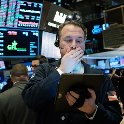 Lo ngại về làn sóng dịch bệnh thứ 2, nhà đầu tư ồ ạt tìm đến tài sản an toàn, Dow Jones rớt hơn 700 điểm
