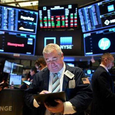 Lo ngại về mùa báo cáo tài chính, Dow Jones và S&P 500 lần đầu rớt điểm sau 3 phiên, trong khi cổ phiếu công nghệ bứt phá