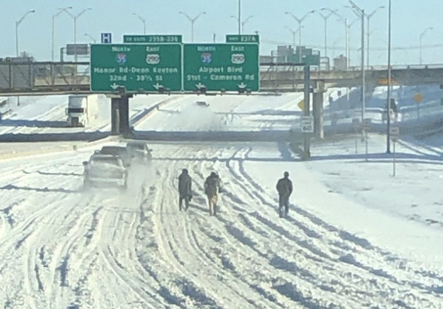  Loạt ảnh siêu thực về giá rét tại Texas: Bể cá hóa đá, tuyết rơi dày làm sập trần nhà - Ảnh 1.