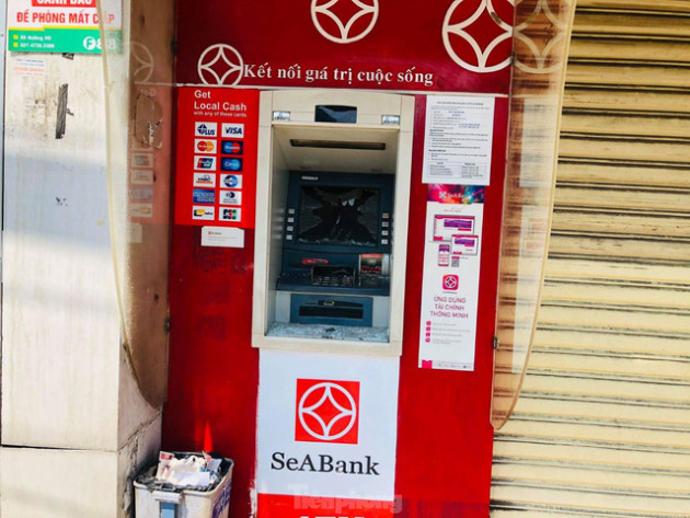 Loạt cây ATM ở Bình Dương bị kẻ gian đập phá - Ảnh 2.