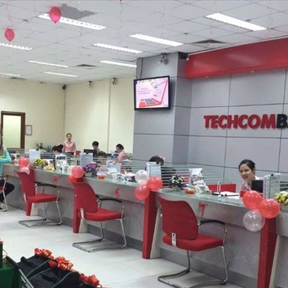 Loạt giao dịch cổ phiếu khổng lồ của người nhà lãnh đạo Techcombank trước ngày chốt danh sách cổ đông để lên sàn