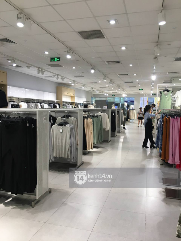 Loạt store H&M Việt Nam tối nay: Ở Hà Nội vắng hơn bình thường, bị viết cả lời phản đối lên poster; TP.HCM vẫn đông đúc - Ảnh 1.