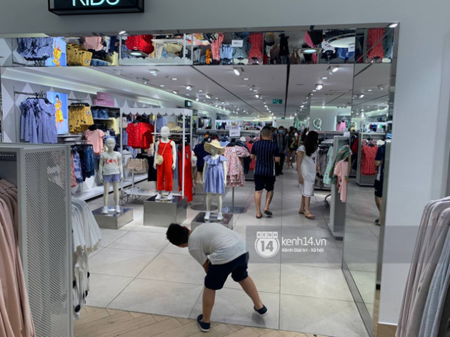 Loạt store H&M Việt Nam tối nay: Ở Hà Nội vắng hơn bình thường, bị viết cả lời phản đối lên poster; TP.HCM vẫn đông đúc - Ảnh 10.