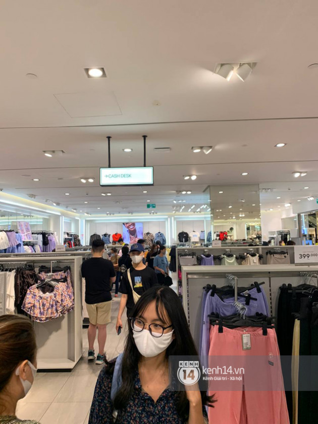 Loạt store H&M Việt Nam tối nay: Ở Hà Nội vắng hơn bình thường, bị viết cả lời phản đối lên poster; TP.HCM vẫn đông đúc - Ảnh 11.