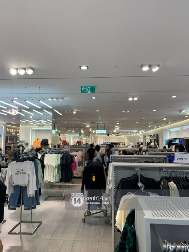 Loạt store H&M Việt Nam tối nay: Ở Hà Nội vắng hơn bình thường, bị viết cả lời phản đối lên poster; TP.HCM vẫn đông đúc - Ảnh 12.