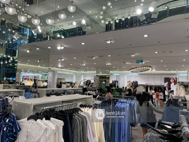 Loạt store H&M Việt Nam tối nay: Ở Hà Nội vắng hơn bình thường, bị viết cả lời phản đối lên poster; TP.HCM vẫn đông đúc - Ảnh 13.