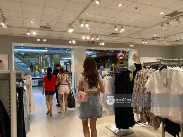 Loạt store H&M Việt Nam tối nay: Ở Hà Nội vắng hơn bình thường, bị viết cả lời phản đối lên poster; TP.HCM vẫn đông đúc - Ảnh 16.