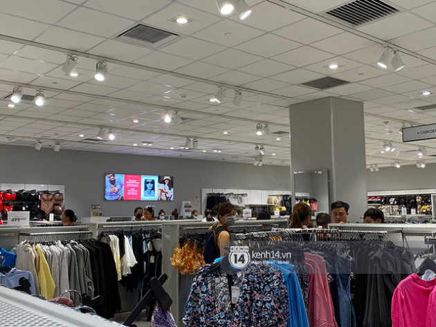 Loạt store H&M Việt Nam tối nay: Ở Hà Nội vắng hơn bình thường, bị viết cả lời phản đối lên poster; TP.HCM vẫn đông đúc - Ảnh 17.