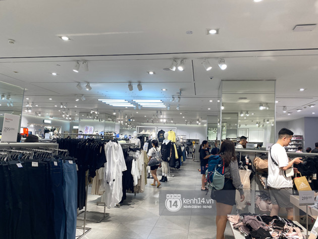 Loạt store H&M Việt Nam tối nay: Ở Hà Nội vắng hơn bình thường, bị viết cả lời phản đối lên poster; TP.HCM vẫn đông đúc - Ảnh 6.