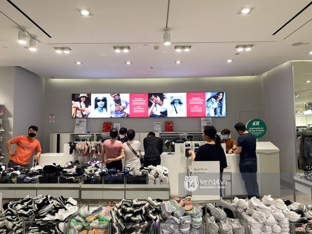 Loạt store H&M Việt Nam tối nay: Ở Hà Nội vắng hơn bình thường, bị viết cả lời phản đối lên poster; TP.HCM vẫn đông đúc - Ảnh 7.