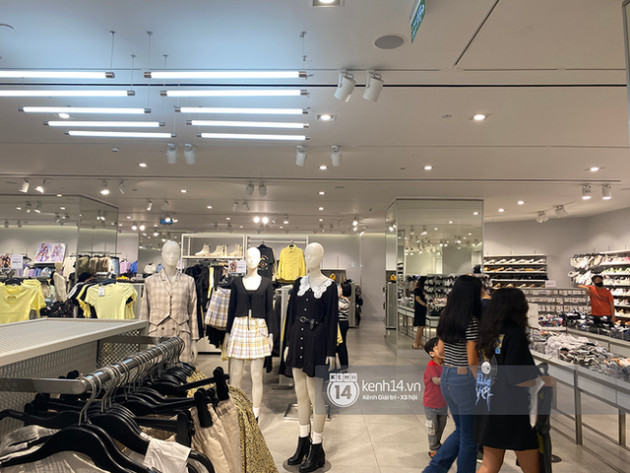 Loạt store H&M Việt Nam tối nay: Ở Hà Nội vắng hơn bình thường, bị viết cả lời phản đối lên poster; TP.HCM vẫn đông đúc - Ảnh 8.