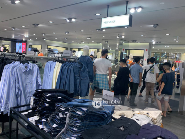 Loạt store H&M Việt Nam tối nay: Ở Hà Nội vắng hơn bình thường, bị viết cả lời phản đối lên poster; TP.HCM vẫn đông đúc - Ảnh 9.