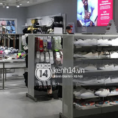 Loạt store H&M Việt Nam tối nay: Ở Hà Nội vắng hơn bình thường, bị viết cả lời phản đối lên poster; TP.HCM vẫn đông đúc