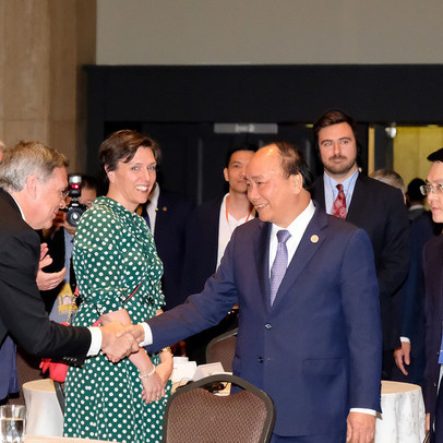 Lời chào mời và tràng pháo tay ở khách sạn Hilton