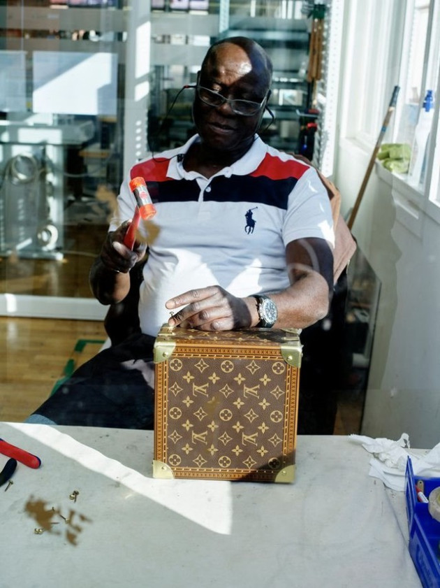 Louis Vuitton và công thức thống trị thế giới xa xỉ: Bán di sản, sản xuất hạn chế khiến khách hàng bất chấp mua dù giá trên trời - Ảnh 3.