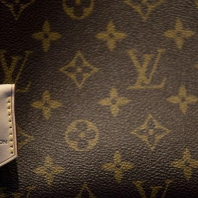 Louis Vuitton và công thức thống trị thế giới xa xỉ: Bán 'di sản', sản xuất hạn chế khiến khách hàng bất chấp mua dù giá 'trên trời'
