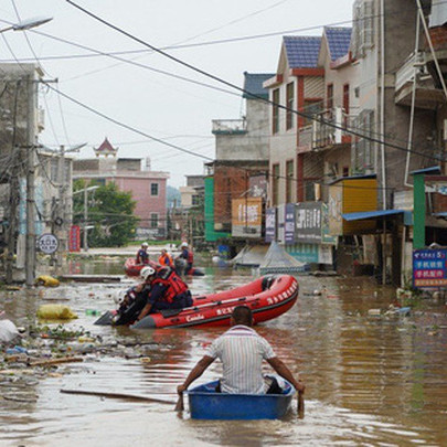 Lũ đánh sập đê bao, dân TQ thay nhau "trắng đêm" hộ đê, không dám để xảy ra sơ suất