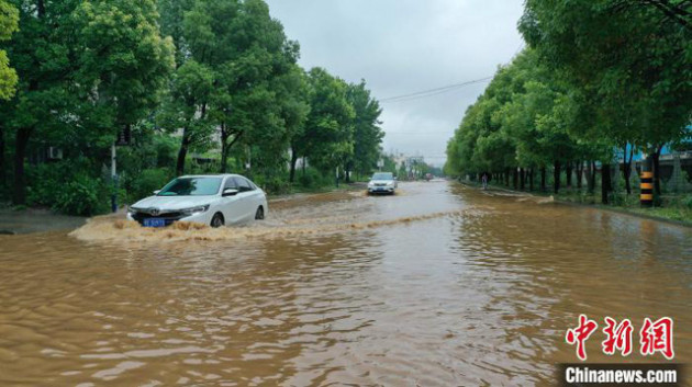  Lũ lụt diện rộng gần đập Tam Hiệp: Xe ô tô chới với trong biển nước - Ảnh 5.