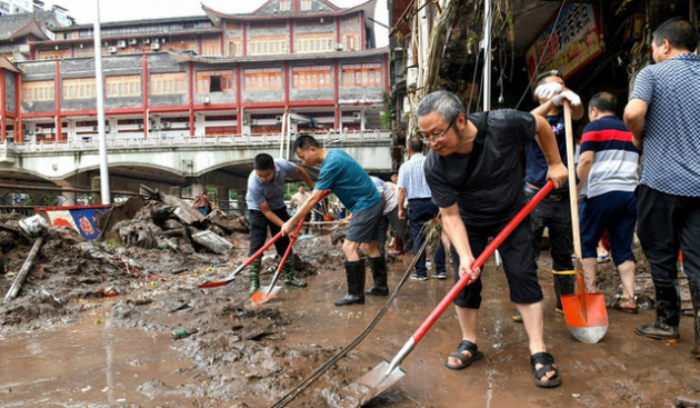 Lũ tấn công Trung Quốc: Thuyền bị cuốn bay vào thác, loạt hồ chứa mở cửa xả và dự báo khủng khiếp - Ảnh 1.