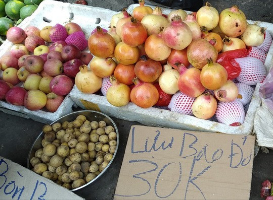 Lựu khổng lồ hơn 400.000 đồng/kg vẫn bán chạy - Ảnh 2.