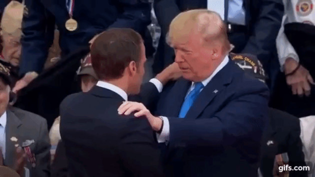 Màn giằng co bất thường giữa TT Donald Trump và Tổng thống Emmanuel Macron - Ảnh 3.