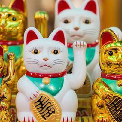 Maneki-neko: Tượng mèo may mắn nổi tiếng của Nhật Bản và câu chuyện ít người biết về nguồn gốc ra đời