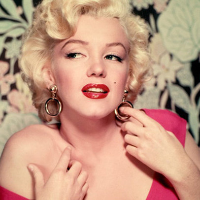 Marilyn Monroe: Mỹ nhân ngớ ngẩn, nông cạn hay một tâm hồn thiếu thốn tình yêu thương luôn cố gắng hoàn thiện bản thân mình?