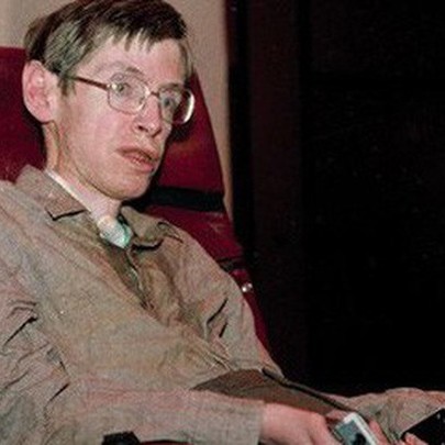 Mất khả năng nói từ năm 1985, Stephen Hawking đã làm cách nào để nói chuyện với thế giới? Hãy hỏi Intel