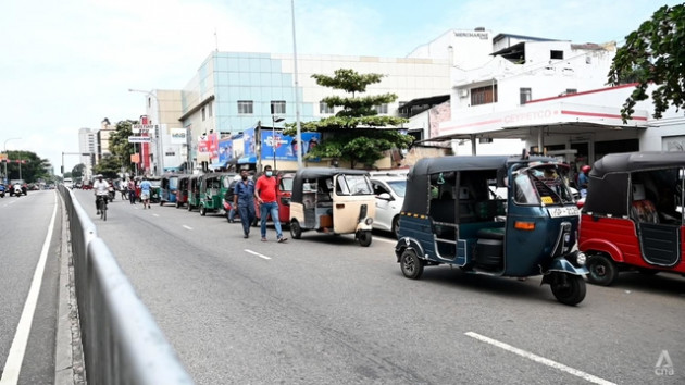 Mất vài ngày xếp hàng mua xăng bỗng trở thành cơ hội để người dân Sri Lanka kiếm bộn tiền - Ảnh 2.