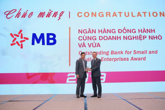 MB nhận giải ngân hàng bán lẻ tiêu biểu và ngân hàng đồng hành cùng doanh nghiệp nhỏ và vừa - Ảnh 1.