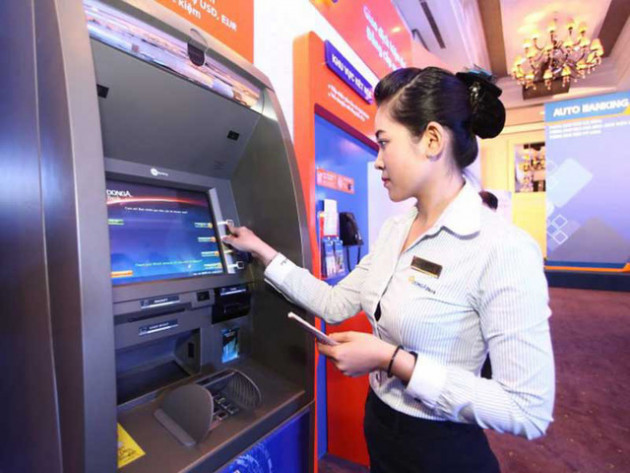 Miễn phí chuyển tiền, rút tiền ATM: Lợi nhiều đường - Ảnh 1.