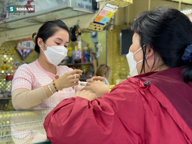 Một ngày sau vía Thần Tài: Tiệm vàng vắng khách, báo doanh số khủng - Ảnh 4.