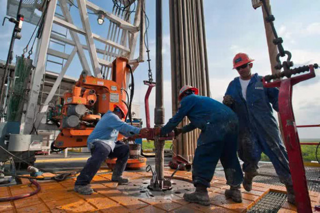  Mỹ trước cuộc chiến giá năng lượng tăng - Ảnh 1.