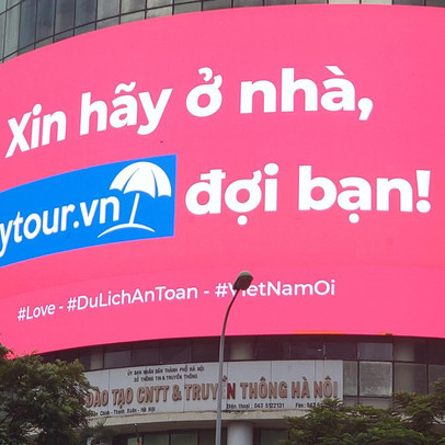 Mytour.vn khuyến khích người dân ở nhà bằng những màn hình LED khắp Hà Nội