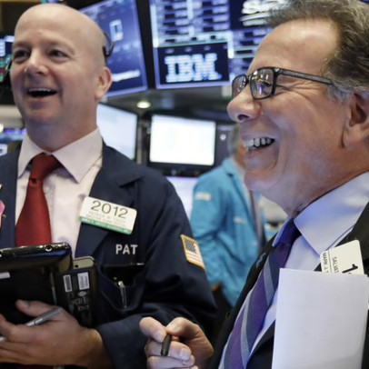Nasdaq tăng 2%, dẫn đầu bởi đà bứt phá của Amazon, S&P 500 ghi nhận sự khởi sắc trong năm nay
