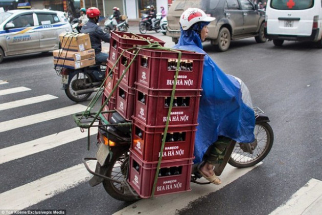 New York Times: Mảnh giấy “Hướng dẫn sang đường” và trải nghiệm giao thông kinh hoàng của khách quốc tế ở Việt Nam - Ảnh 2.
