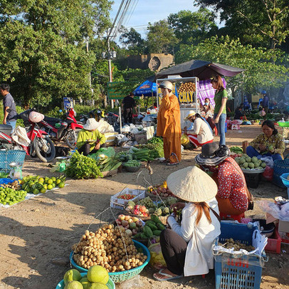 Ngạc nhiên chưa? Ở Mỹ cũng có một khu chợ người Việt mang tên CHỒM HỔM, cảnh tượng gần gũi không thể nào tìm thấy trong các “super market"