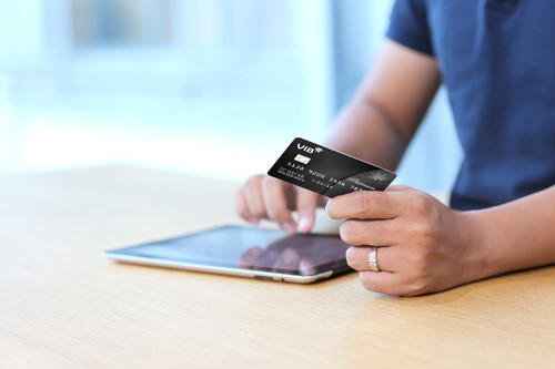 Ngân hàng chạy đua cho mục tiêu 70% người Việt có tài khoản - Ảnh 1.