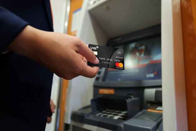 Ngân hàng chạy đua cho mục tiêu 70% người Việt có tài khoản - Ảnh 2.
