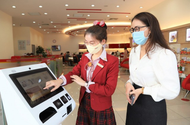 Ngân hàng chuyển đổi vận hành để phục vụ khách hàng tốt hơn - Ảnh 1.