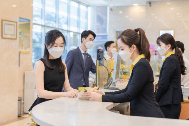 Ngân hàng triển khai chiến lược kép, tiên phong xu hướng công nghệ 4.0 - Ảnh 1.