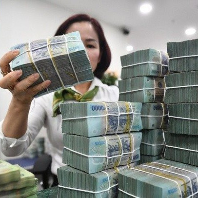 Ngân hàng tuần qua: Nhà băng đầu tiên công bố lợi nhuận 2022, Vietcombank đẩy lãi suất kỳ hạn ngắn lên kịch trần