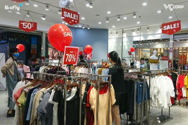 Ngành thời trang: Làm gì để sống sót giữa nguy cơ Covid quay trở lại? - Ảnh 2. Ngành thời trang: Làm gì để sống sót giữa nguy cơ Covid quay trở lại? - Ảnh 2.