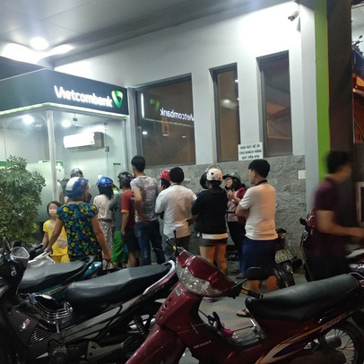 Ngày làm việc cuối năm, khách hàng "dài cổ" chờ giao dịch, ATM "thất thủ" nhiều nơi