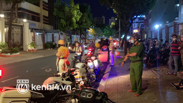  NGAY LÚC NÀY: Nhiều công an đang có mặt tại biệt thự của bà Nguyễn Phương Hằng - Ảnh 1.