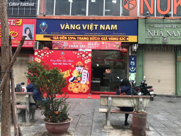 Ngày Thần tài, giá vàng SJC bị đẩy lên 37,5 triệu đồng/lượng, dân vẫn xếp hàng dài chờ mua - Ảnh 13.